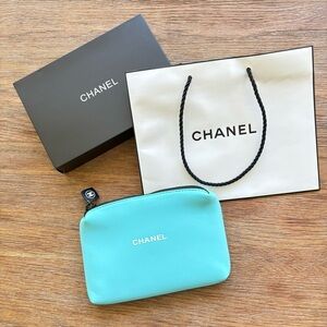 🩵NWT CHANEL Neoprene Bag with
CC Zipper Pull Charm Tiffany Blue